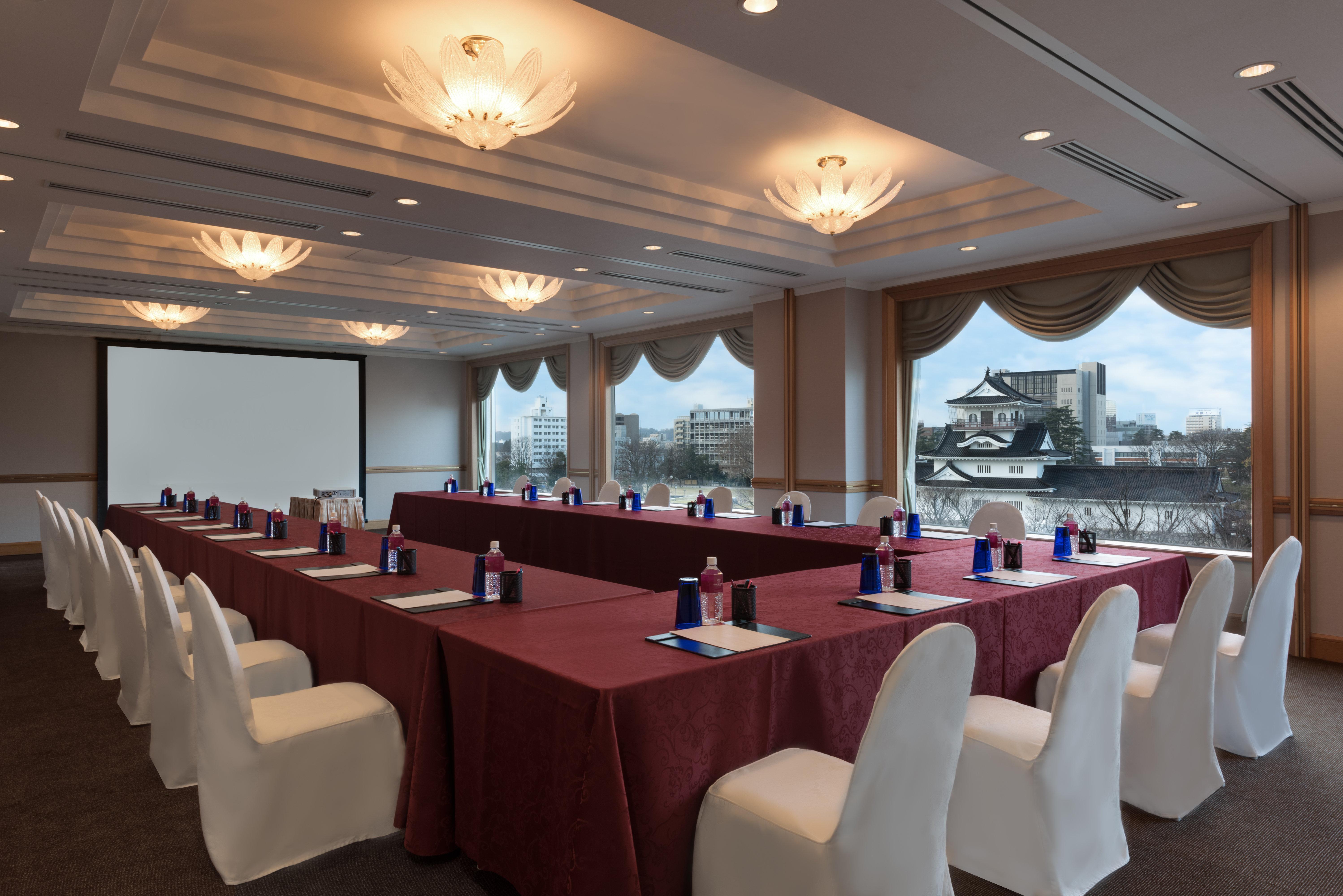 Отель Ana Crowne Plaza Toyama By Ihg Экстерьер фото