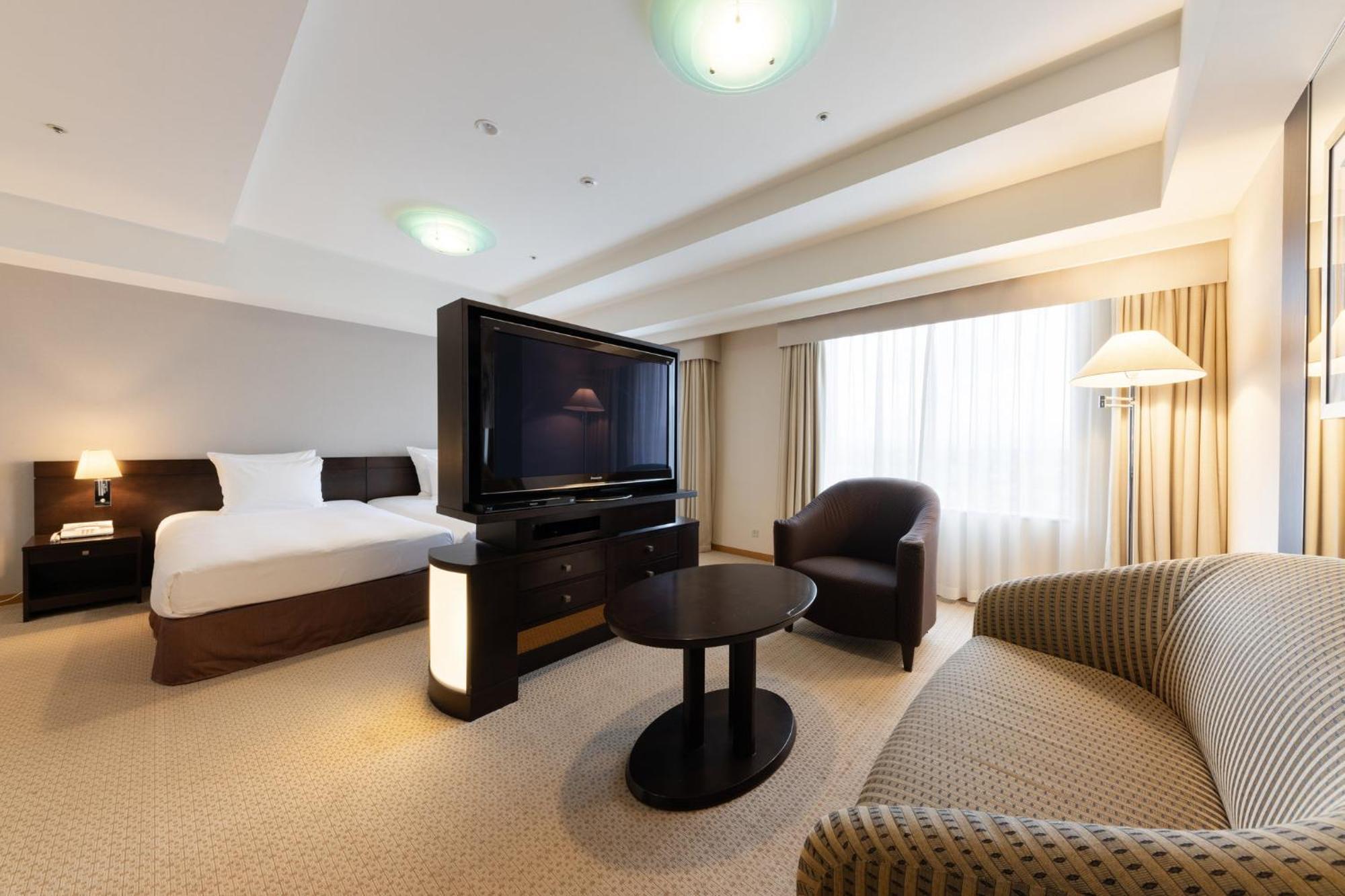 Отель Ana Crowne Plaza Toyama By Ihg Экстерьер фото